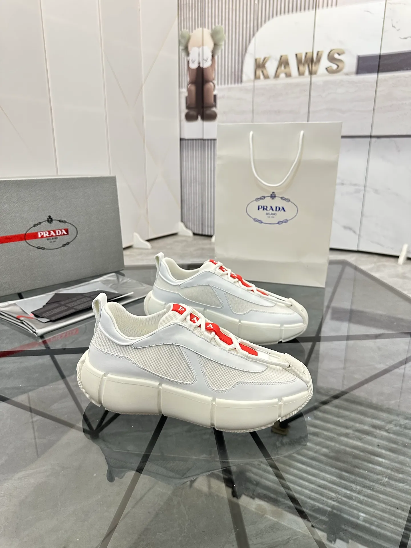 Men's shoes: 💰P540¥ High-end top quality Product trademark: Prada *"Prada*" low-top casual shoes Regular size: 38-45 (can be customized to 46) Product materials: imported first-layer cowhide leather splicing breathable mesh upper, breathable lining, cowhide foot pads, original ultra-light foam outsole. No.: 001